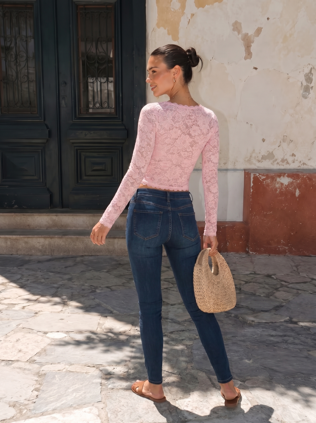 Haut en dentelle transparente rose